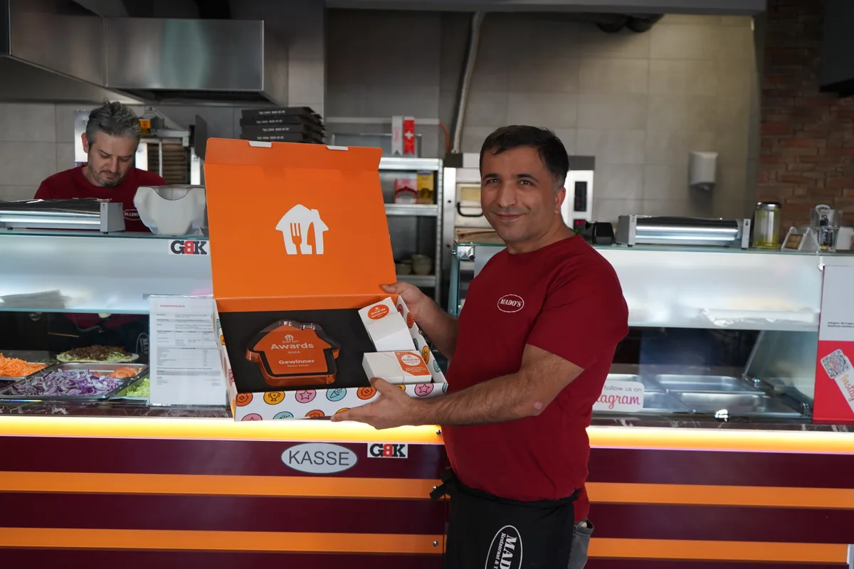 Der Inhaber des «Mado’s» mit seinem Just Eat Award.